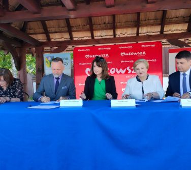 Podpisanie dokumentów o dofinansowaniu przy wspólnym stole