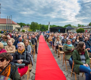 Zgomadzona licznie publiczność, po środku widowni czerwony dywan
