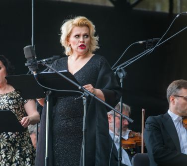 Solistka, blond włosy, wykonuje partię solową