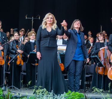Małgorzata Walewska z dyrygentką - owacje na stojąco.