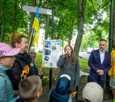 Park w ciągu dnia. Kobieta przemawia. naokoło osoby