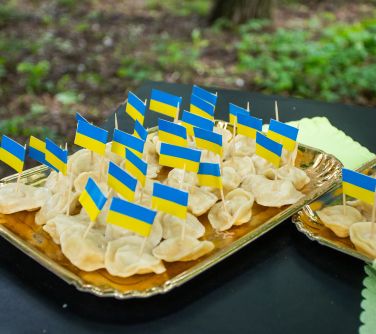 Zdjęcie pierogów z małymi flagami ukrainy