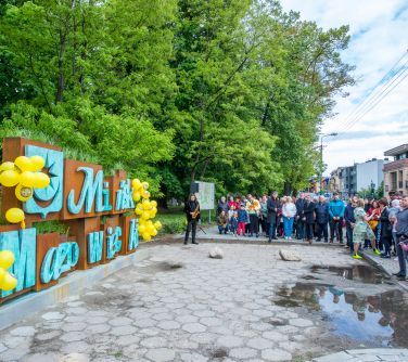 Forma rzeźbiarska z napisem Mińsk Mazowiecki widziana z boku