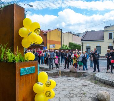 Dzień. Na przodzie grupa osób