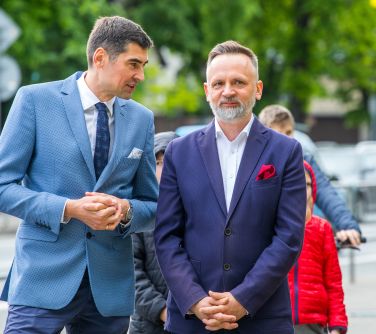 Dzień. Dwóch mężczyzn obok siebie.