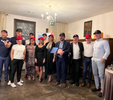 Grupa dorosłych pozuje do zdjęcia