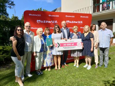 osoby pozujące do zdjęcia stojące w półkole