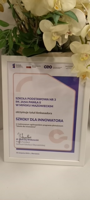 zdjęcie w białej ramce o zdobyciu przez szkołę podstawową nr 3 tytułu ambasadora szkoły dla innowatora