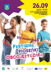 Plakat, trzy nastolatki trzymają mikrofony, informacja o dacie festiwalu