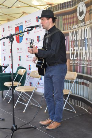 mężczyzna śpiewa, gra na gitarze