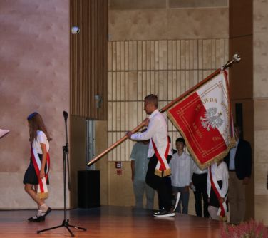 poczet sztandarowy wnosi sztandar szkoły