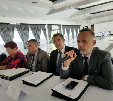 zgromadzeni goście, burmistrz miasta zabiera głos