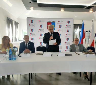 Starosta miński przemawia do mikrofonu