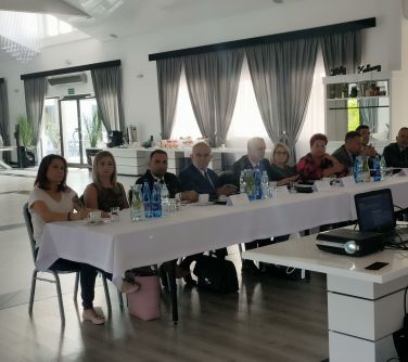 uczestnicy słuchający wystąpienia