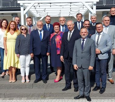 uczestnicy konwentu pozują do wspólnego zdjęcia