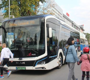 autobus elektryczny stojący na przystanku