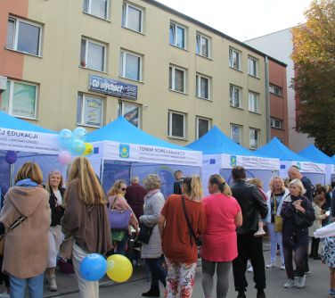 goście wydarzenia, w tle namioty szkół z napisem "torami nowej edukacji"