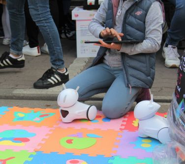 dziecko sterujące robotem