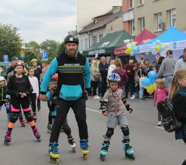 grupa na rolkach przejeżdza ulicą