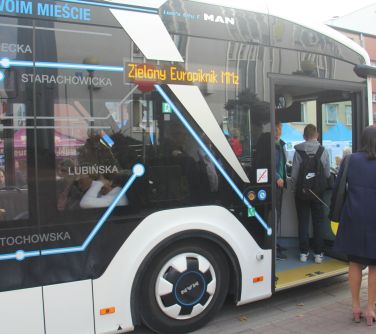 ludzie wsiadają do elektrycznego autobusu