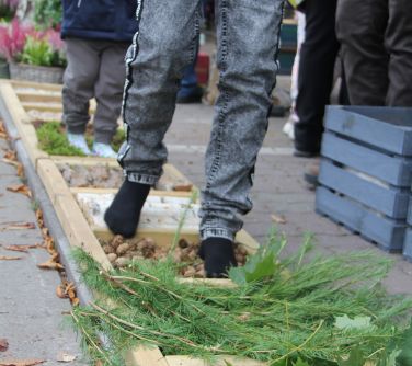 chłopiec idzie scieżką sensoryczną