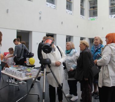 kobiety zgromadzone przy stoisku miniplanetarium