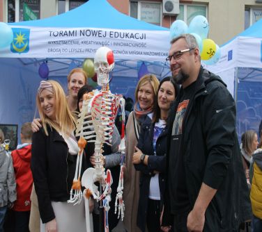 grupa pozuje przed namiotem jednej ze szkół