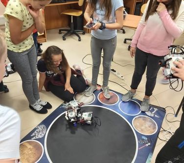 uśmiechnięte dziewczynki podczas zajęć z robotyki