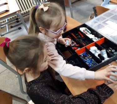 dwie dziewzynki podczas zajęć z robotyki