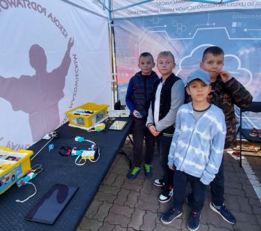 grupa chłopców pozuje do zjęcia w namiocie szkoły, podczas pikniku
