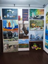 Ściana wystawowa muzeum zawieszona różnymi obrazami
