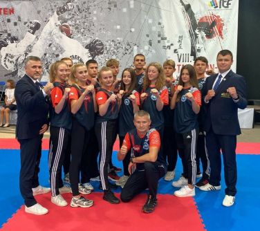 grupa młodych zawodników pozuje do zdjecia