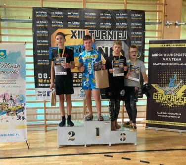 Młodzi zwyciezcy turnieju stoją na podium