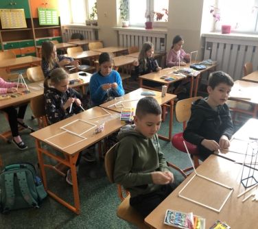 uczniowie siedzący w sali szkolnej, podczas zajęć