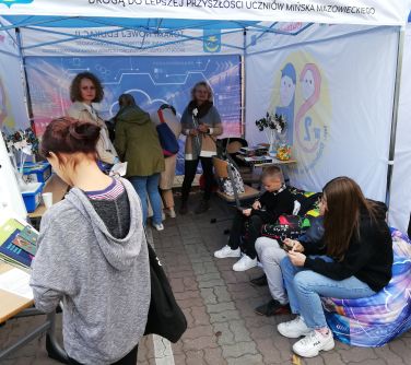 grupa osób w namiocie promocyjnym szkoły