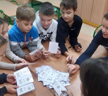 grupa dzieci podczas zajęć z zadaniami matematycznymi