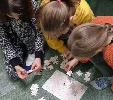 dziewczynki układajace puzzle