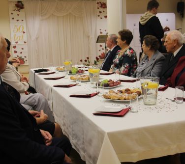 goście jubileuszu siedzacy przy stole
