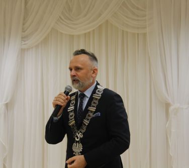 burmistrz z mikrofonem w ręku, wita gości jubileuszu