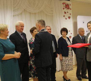 burmistrz miasta wręcza medal mężczyźnie