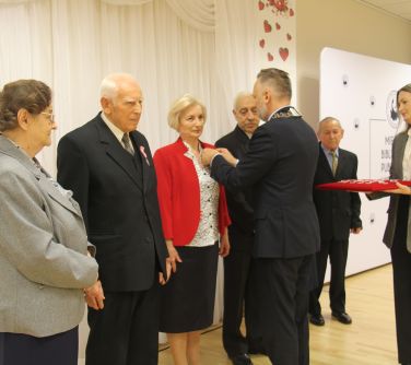 burmistrz miasta wręcza medal kobiecie