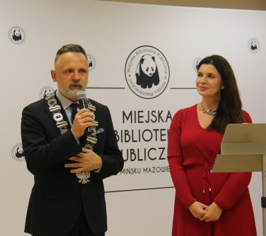 burmistrz z mikrofonem w ręku przemawia do gości