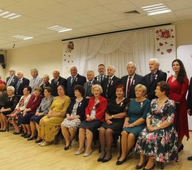 wszyscy goście spotkania pozują do zdjęcia