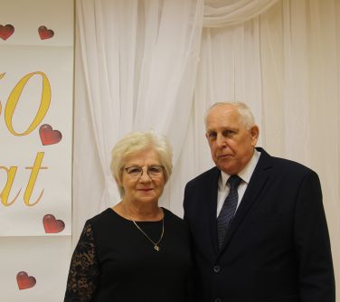 małżeństwo pozuje do zdjęcia portretowego