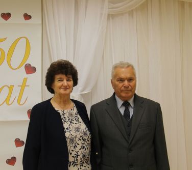 małżeństwo pozuje do zdjęcia portretowego