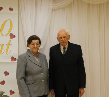 małżeństwo pozuje do zdjęcia portretowego