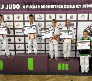 Młodzi zwyciezcy turnieju stoją na podium