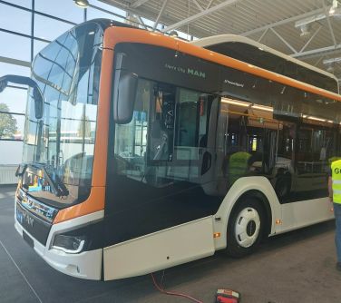 biało-pomarańczowy autobus stojący w fabryce