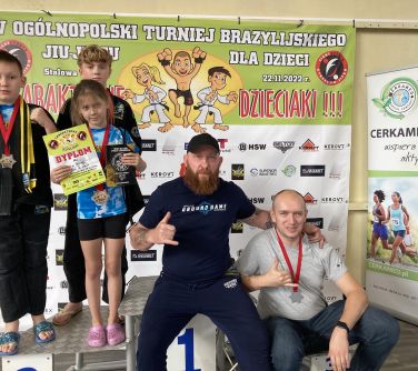 troje dzieci w towarzystwie dwóch mężczyzn pozuje do zdjęcia