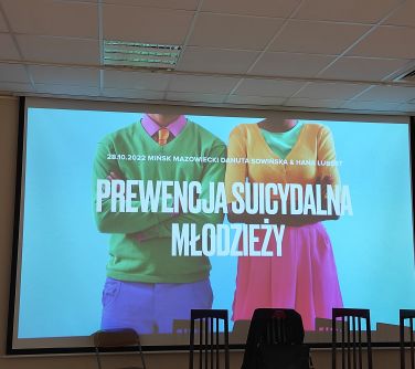 zdjęcie ekranu wyświetlającego prenzentację z napisem "Prewencja suicydalna młodzieży"